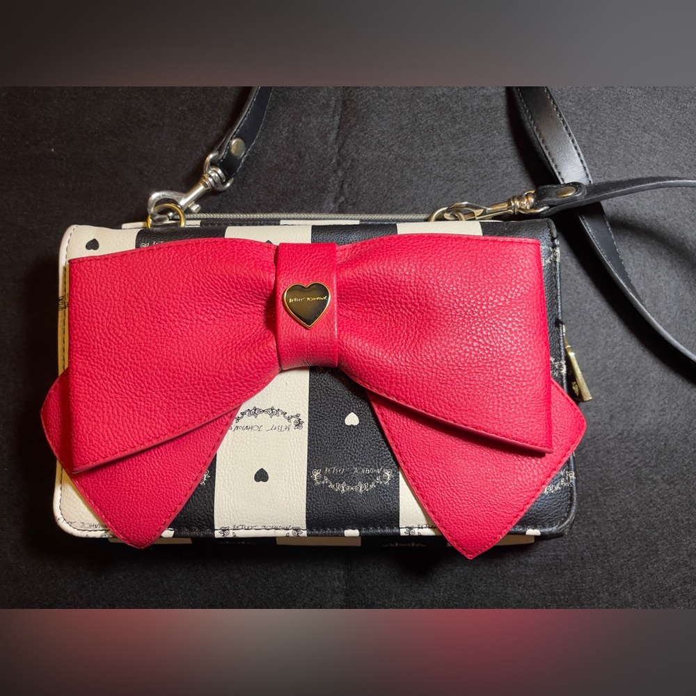 BETSEY JOHNSON BLACK+WHITE STRIPED CROSSBODY BAG 🎀